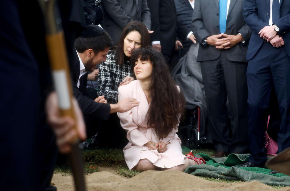 חנה קיי, בתה של לורי שנרצחה בבית הכנסת בקליפורניה, על קבר אמה (צילום: AFP)