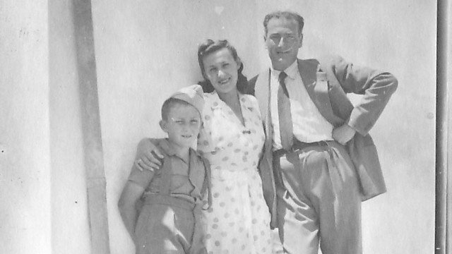 מוטי רביד עם הוריו ב-1947 ()