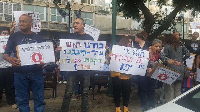 הפגנת תושבי יפו על סגירת רחוב שדרות ירושלים ()