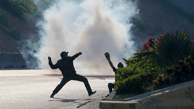 תומכי חואן גוואידו ב קראקס ונצואלה עימותים ניסיון הפיכה (צילום: AP)