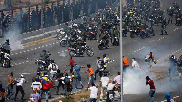 תומכי חואן גוואידו ב קראקס ונצואלה עימותים ניסיון הפיכה (צילום: AP)