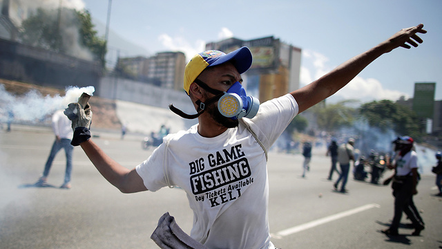 תומכי חואן גוואידו ב קראקס ונצואלה עימותים ניסיון הפיכה (צילום: רויטרס)