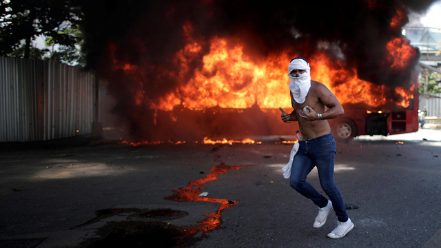 תומכי חואן גוואידו ב קראקס ונצואלה עימותים ניסיון הפיכה (צילום: רויטרס)