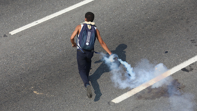 תומכי חואן גוואידו ב קראקס ונצואלה עימותים ניסיון הפיכה (צילום: EPA)