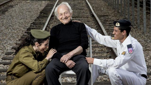 נח קליגר עם שניים מנכדיו, תמונה שצולמה לפני שלוש שנים (צילום: אביגיל עוזי)