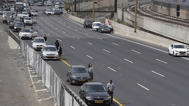 Центральное шоссе Израиля в центре Тель-Авива полностью прекратило движение. Фото: AFP