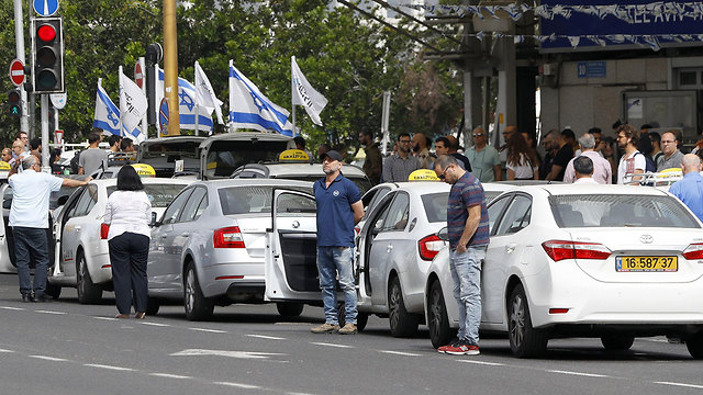 Israelis observe 2 minute silence (Photo: AFP)