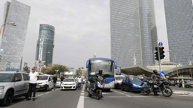 Сирена в Тель-Авиве. Фото: AFP