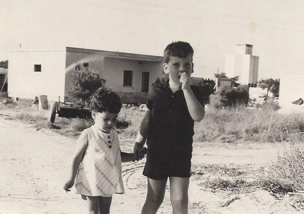 בילדותה, עם אחיה ירון ז"ל. "היינו צמד. אפילו השמות שלנו דומים" (צילום: אלבום פרטי)