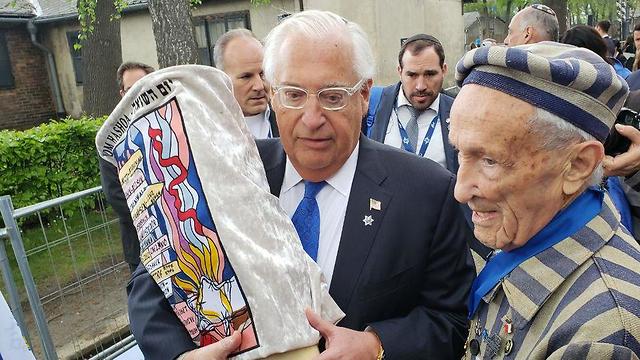 שגריר ארצות הברית בישראל דייוויד פרידמן  יחד עם ניצול השואה אדוורד מוסברג ()