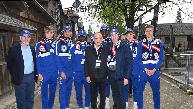 אברם גרנט עם שחקני הנוער של צ'לסי באושוויץ (צילום: יח