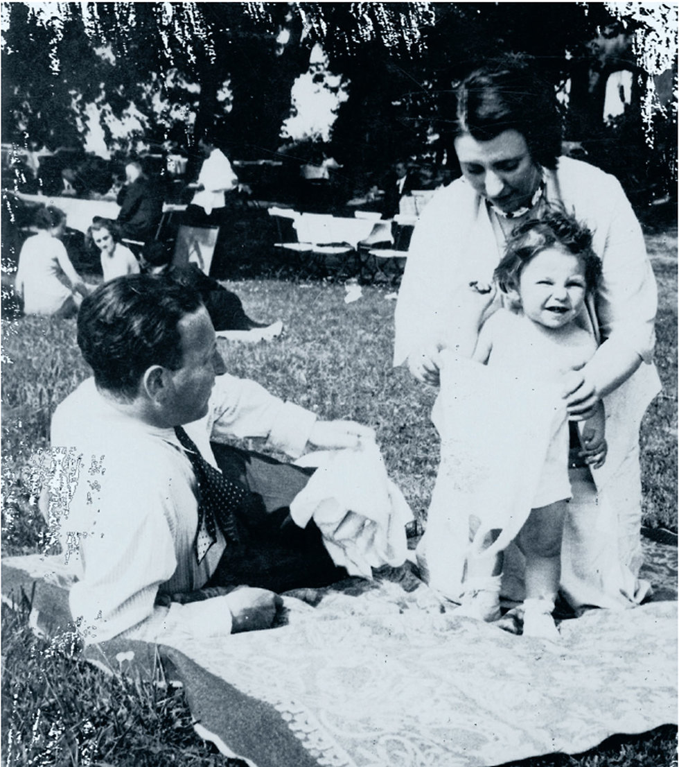 מיכה לינדנשטראוס עם הוריו וולטר ומרגרטה בגרמניה הנאצית ()
