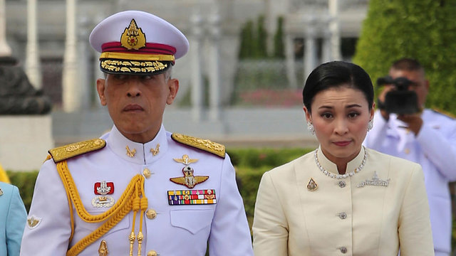 מלך תאילנד מאהה וג'ירלונגקורן ו אשתו המלכה סוטהידה בנגקוק (צילום: רויטרס)