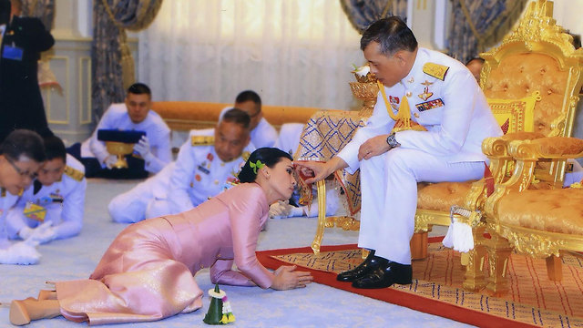 מלך תאילנד מאהה וג'ירלונגקורן ו אשתו המלכה סוטהידה בנגקוק (צילום: AFP)