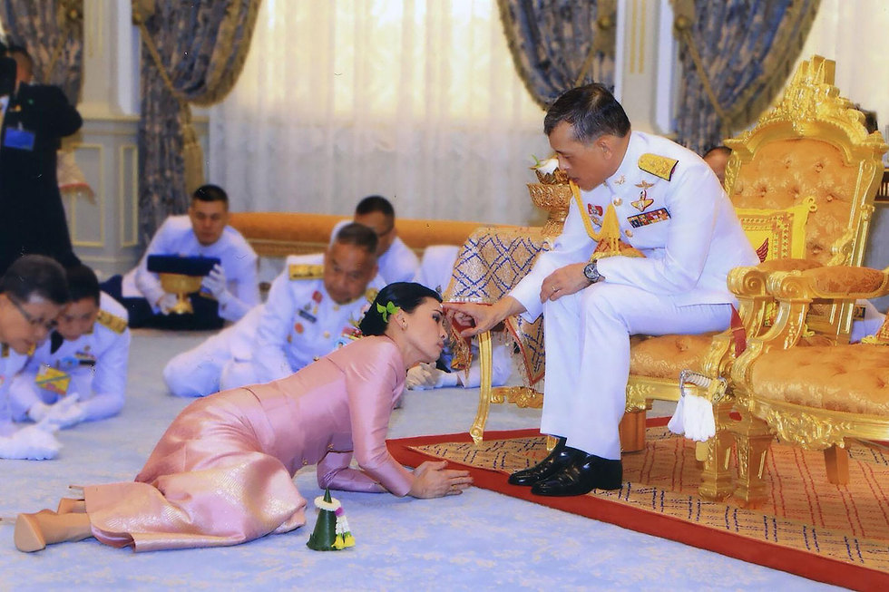 מלך תאילנד מאהה וג'ירלונגקורן ו אשתו המלכה סוטהידה בנגקוק (צילום: AFP)