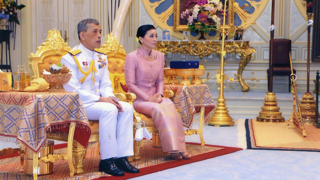 מלך תאילנד מאהה וג'ירלונגקורן ו אשתו המלכה סוטהידה חתונה (צילום: AFP)