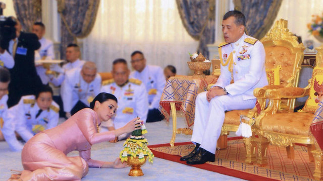 מלך תאילנד מאהה וג'ירלונגקורן ו אשתו המלכה סוטהידה חתונה (צילום: רויטרס)