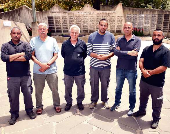 אנשי ההנצחה. מימין: אסמאעיל חוג'יראת, מג'די מזאריב, ח'אלד רחאל, אבראהים סעדי, זיאד סעדי, מוסא כעביה. "לא היה כאן כלום. בנינו הכל בעשר אצבעות" אנשי ההנצחה. מימין: אסמאעיל חוג'יראת, מג'די מזאריב, ח'אלד רחאל, אבראהים סעדי, זיאד סעדי, מוסא כעביה. "לא היה כאן כלום. בנינו הכל בעשר אצבעות"