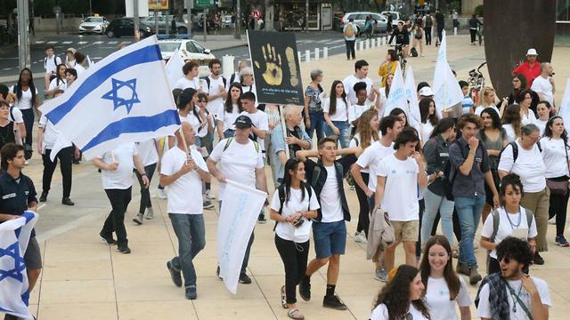 מצעד הגבורה לציון יום השואה בתל אביב (צילום: מוטי קמחי)