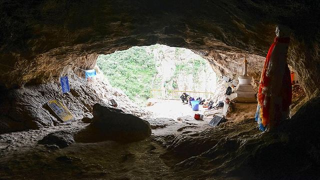 המערה שבה התגלו הממצאים (צילום: רויטרס)