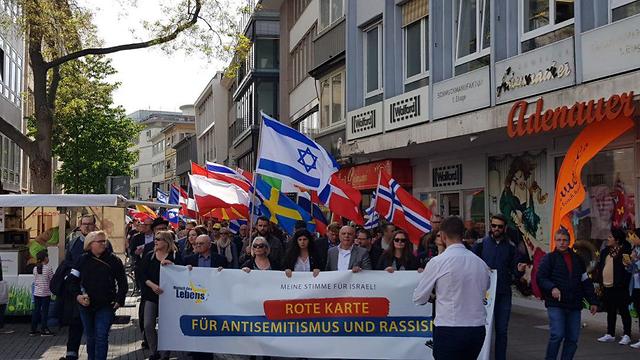 צאצאים של נאצים צעדו בשטוטגרט לצד ניצולי שואה ביקשו סליחה מהעם היהודי ואמרו לא לאנטישמיות ()