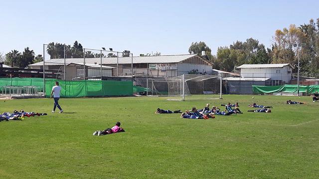 ילדים על הדשא מגרש כדורגל אזעקה  (צילום: דימטרי סמיונוב)