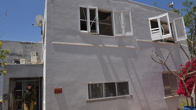 Дом, поврежденный ракетой. Фото: пресс-служба полиции