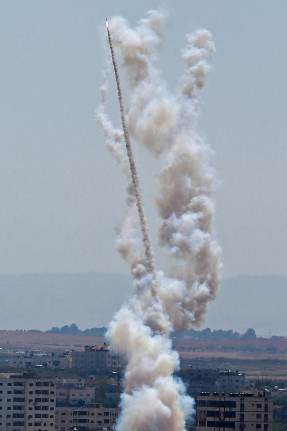 שיגור ירי רקטה מ רצועת עזה  (צילום: רויטרס)