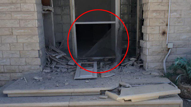 Ракета попала в дом в Кирьят-Гате. Фото: Шломо Перец