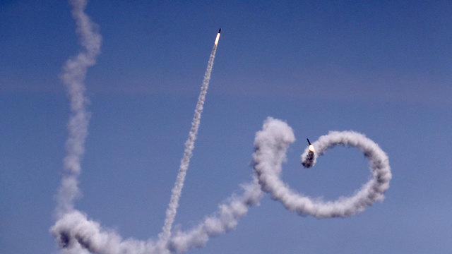 שיגור רקטות (צילום: AFP)