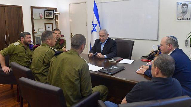 Benjamin Netanyahu consulting with IDF generals during the most recent escalation in Gaza (Photo: GPO)