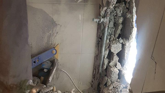 Разрушения в жилом доме после попадания ракеты из Газы. Фото: Меши Бен-Ами