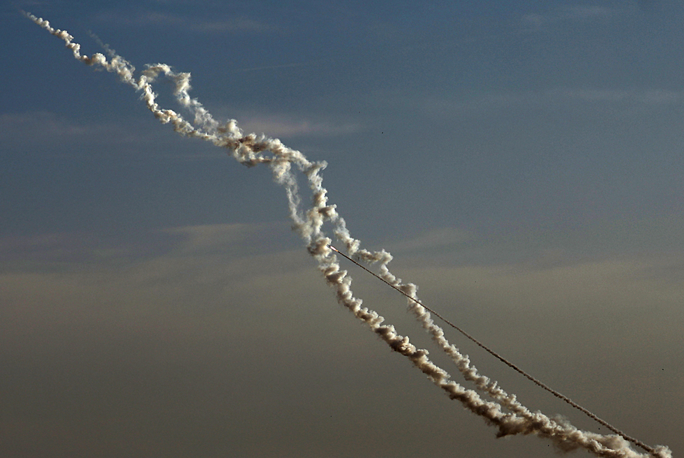 שיגור רקטה רקטות מ רצועת עזה (צילום: EPA)