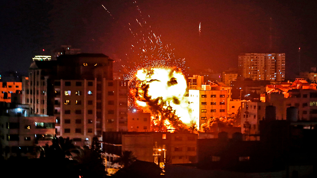 The IDF strikes the Ministry of Prisoner Affairs building in gaza (Photo: AFP)
