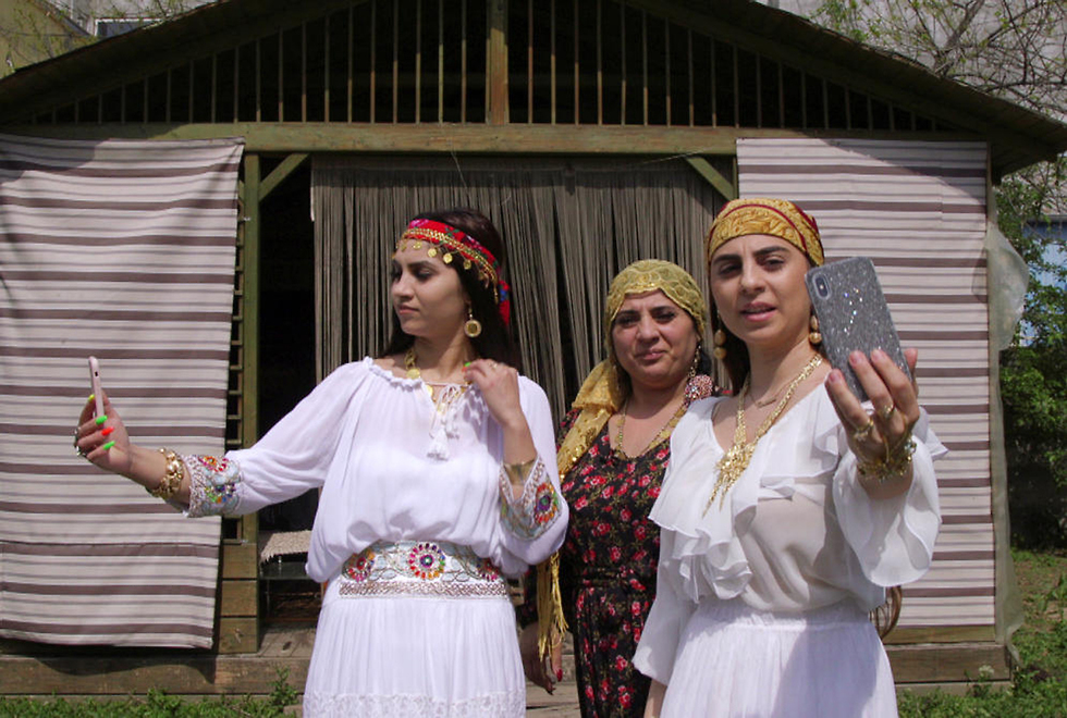 מכשפה משפחה של מכשפות רומניה  (צילום: רויטרס)