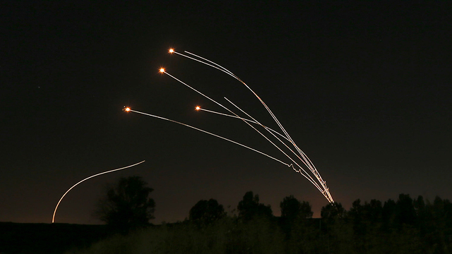 אילוס שיגור טילים/יירוט לילה יירוט כיפת ברזל רקטה מעל שדרות הסלמה עוטף עזה דרום עזה  (צילום: AP)