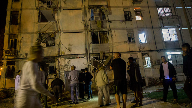 Пострадавший от попадания ракеты дом в Ашкелоне. Фото: АР