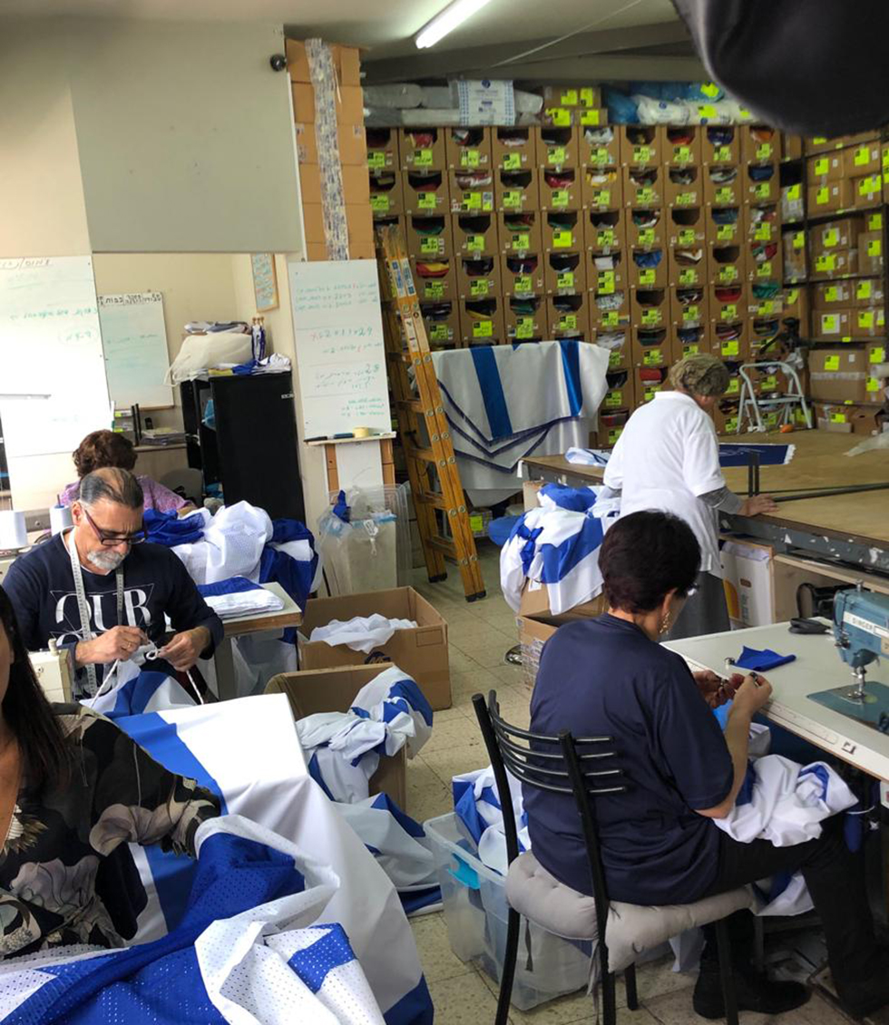 רכילות עסקית עובדים במפעל הדגלים מרום אפ.ג'י.פי. (צילום: ניר מרום)