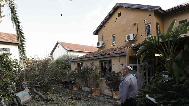הפגיעה בבית באשקלון (צילום: AFP)