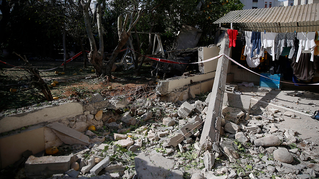 House in Ashkelon hit by Gaza rocket (Photo: AP)