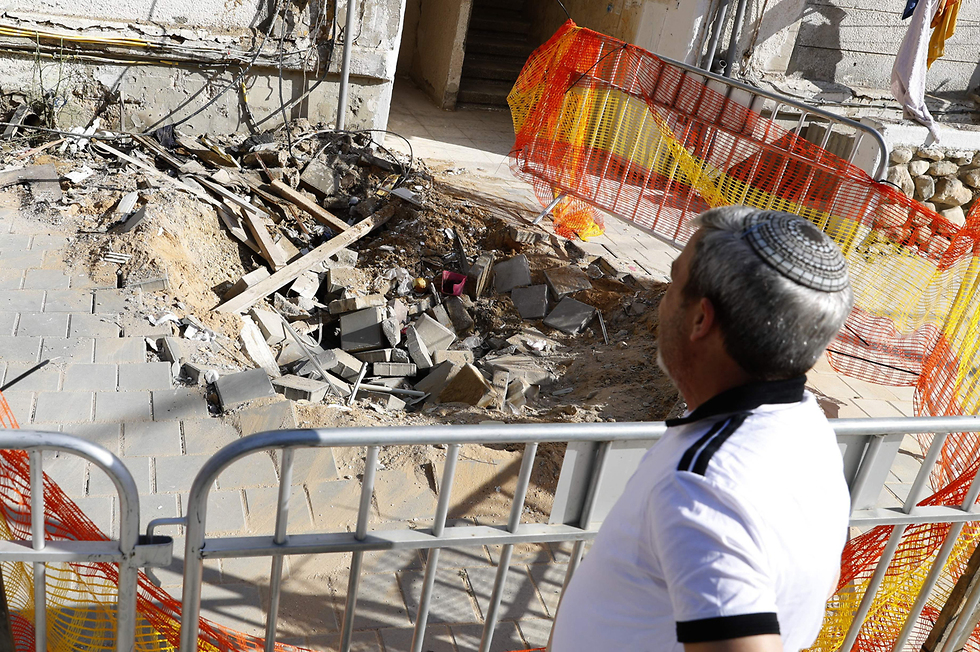 Дом в Ашкелоне после прямого попадания ракеты. Фото: AFP