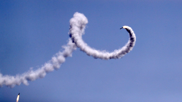 שיגור רקטות (צילום: AFP)