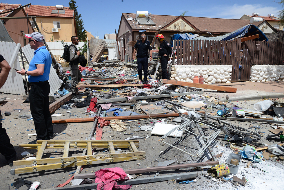 A home in Be'er Sheva sustains a direct hit from a Gaza rocket (Photo: Herzl Yosef)