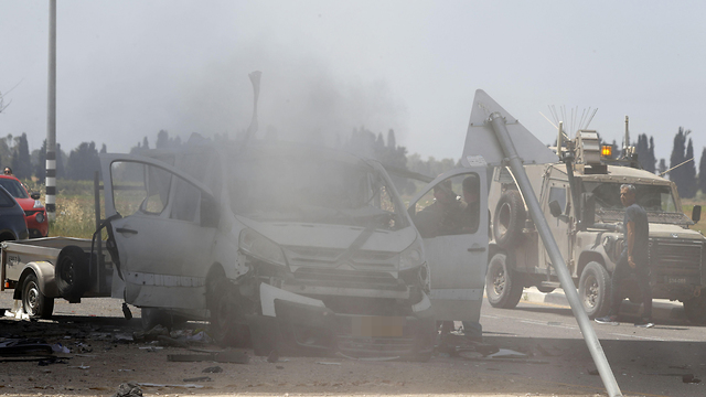 פגיעה רכב ליד יד מרדכי רקטה רקטות הסלמה דרום עזה (צילום: AFP)