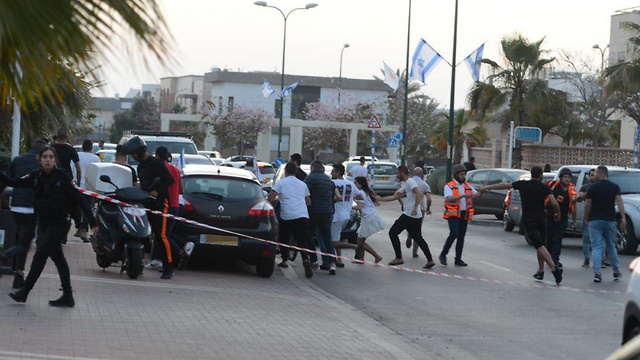 פצוע מפגיעת ירי רקטה ברכב באשדוד (צילום: אבי רוקח)