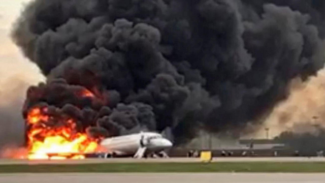 Самолет загорелся после аварийной посадки. Фото: ЕРА