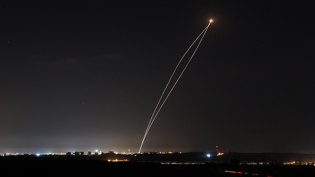 אילוס שיגור טילים/יירוט לילה טיל כיפת ברזל משוגר יירוט הסלמה דרום עזה (צילום: EPA)