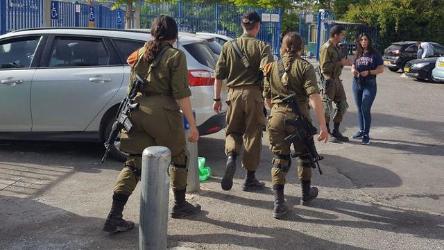 IDF soldiers accompany children as they return to school in Ashdod after a round of fighting with Gaza (Photo: Ittay Shickman) (Photo: Ittay Shickman)