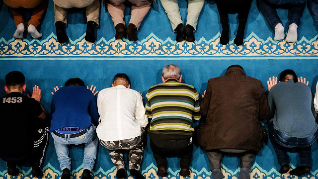 תחילת חודש רמדאן מסגד טורקי ב אוטרכט הולנד (צילום: EPA)