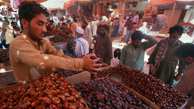 תחילת חודש רמדאן פקיסטן קראצ'י תמרים (צילום: AP)
